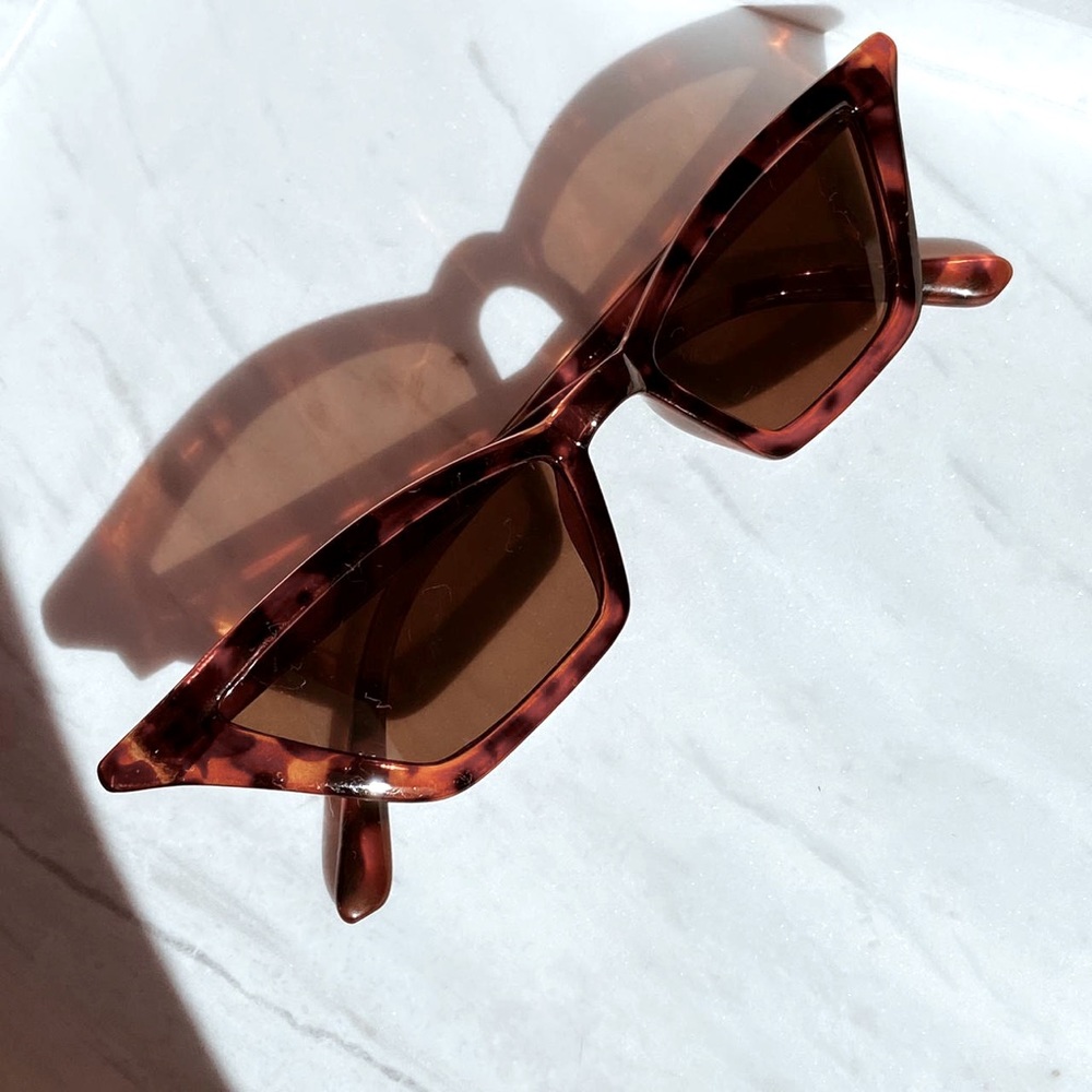 TORTOISESHELL GEOMETRIC CAT EYE SHADES - Picture 1 of 7
